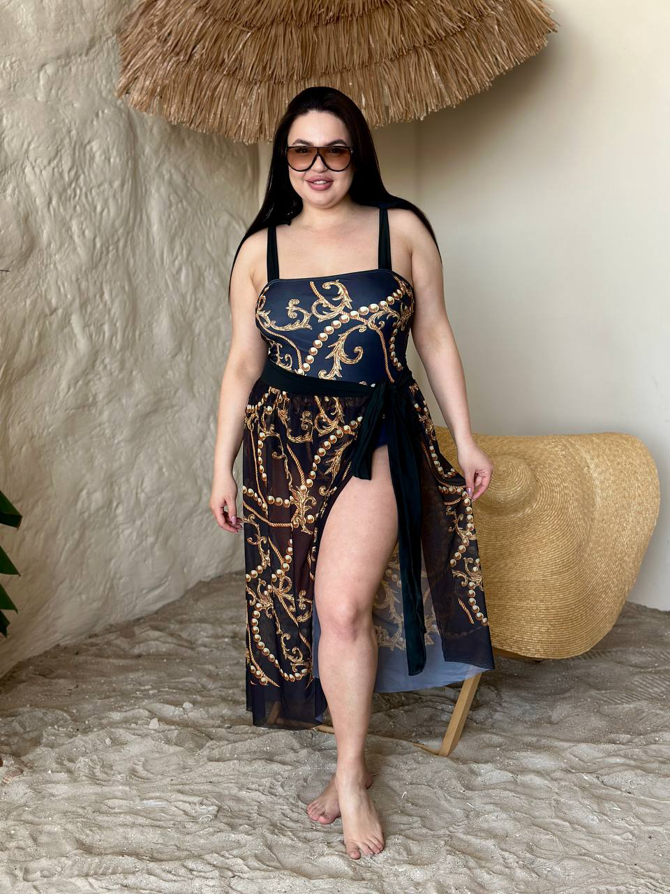 Модель у суцільному купальнику plus size з парео Belle Grand на пляжній фотозоні