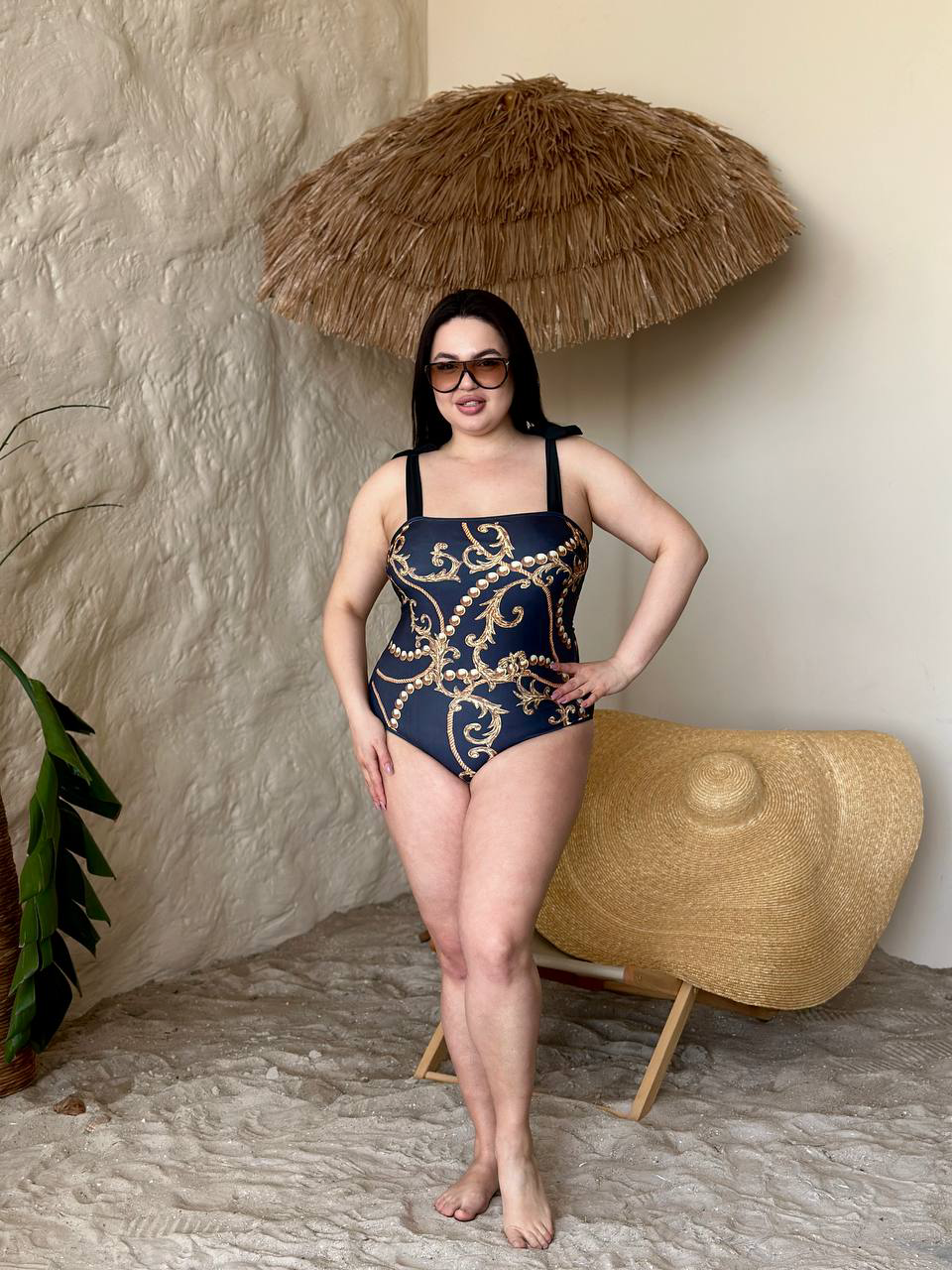 Модель SW4019 — чорний суцільний купальник plus size з золотим принтом без парео